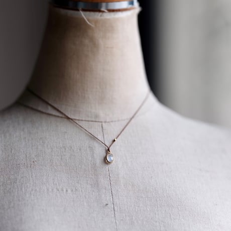 Margaret Solow 　 Enclosed XS Oval Rainbow Moonstone Necklace 18K