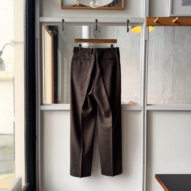 AURALEE BABY CAMEL FLANNEL TWO-TUCK SLACKS | Le