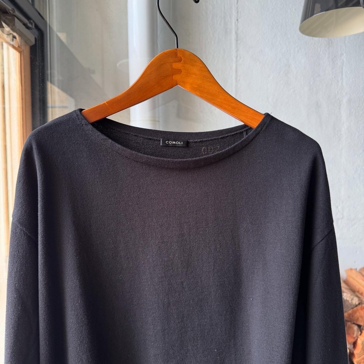 COMOLI コットン ボートネック | Less Higashikawa
