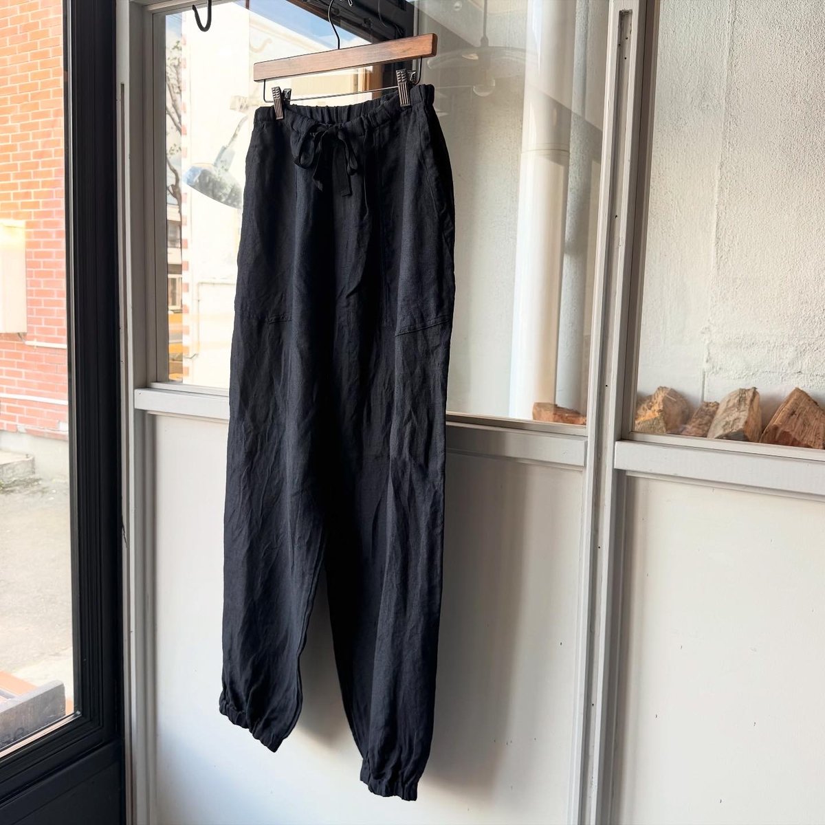 25ss COMOLI リネンサテンパンツsize1 COMOLI] コモリ リネンサテン ドローストリングパンツ | INS