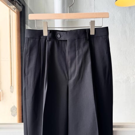 AURALEE　LIGHT WOOL MAX GABARDINE TWO-TUCK SLACKS