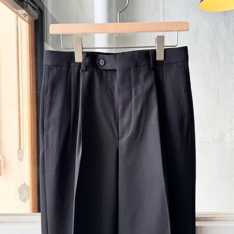 AURALEE LIGHT WOOL MAX GABARDINE TWO-TUCK SLACK