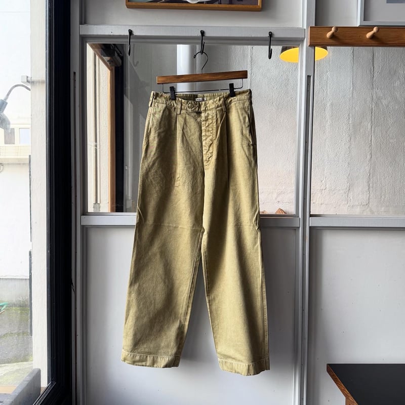 AURALEE PRODUCT DYED FINX CHINO ONE-TUCK PANTS