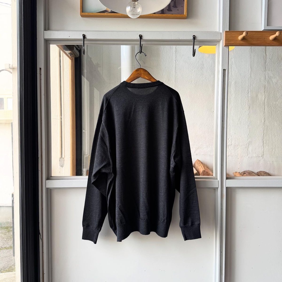 COMOLI ウール クルーネックニット | Less Higashikawa