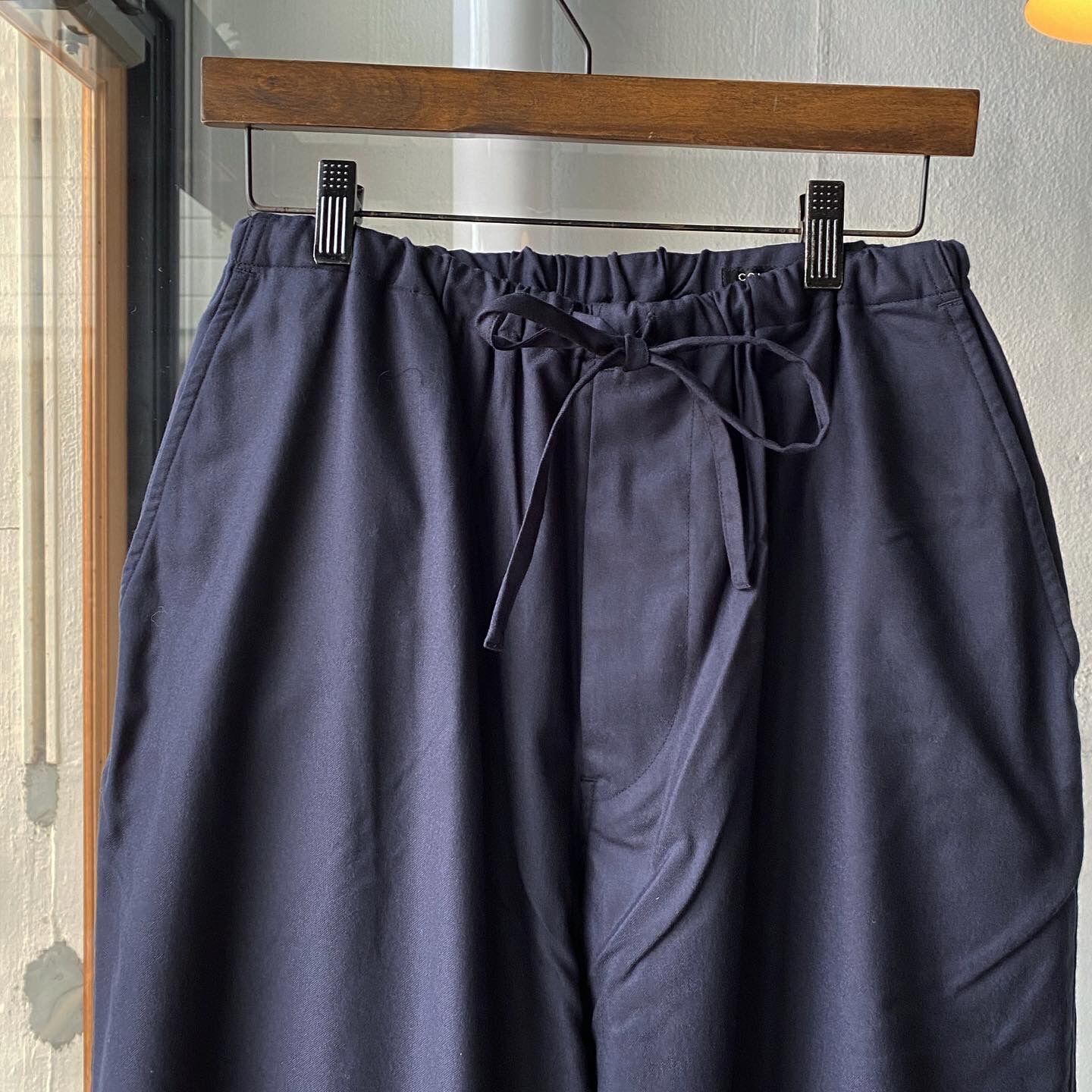COMOLI ウールフラノ ドローストリングパンツ (U03-03003) | Less