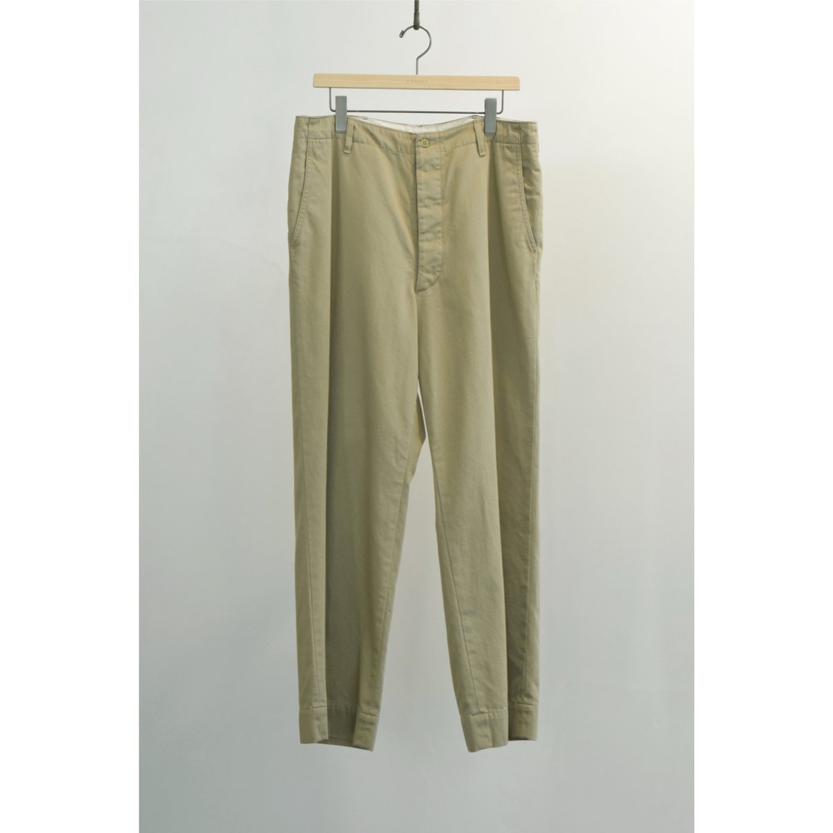 COMOLI KHAKI チノパンツ | Less Higashikawa