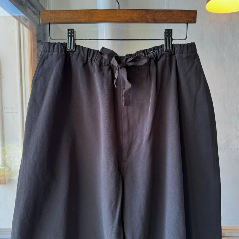 製品染ドローストリングパンツ　ブラック COMOLI 製品染 ドローストリングパンツ | Less Higashikawa