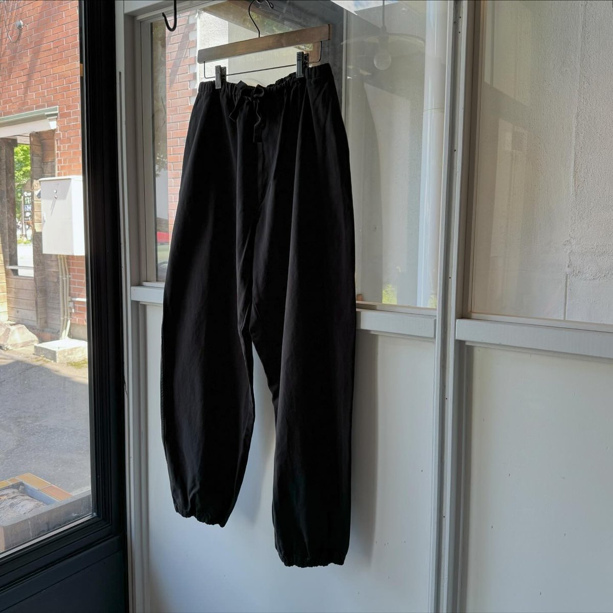 COMOLI 製品染 ドローストリングパンツ | Less Higashikawa