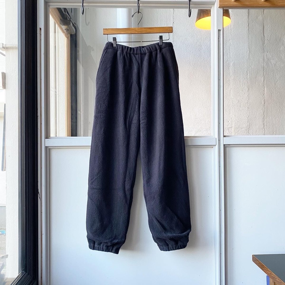 COMOLI ウールフリース トラックパンツ | Less Higashikawa
