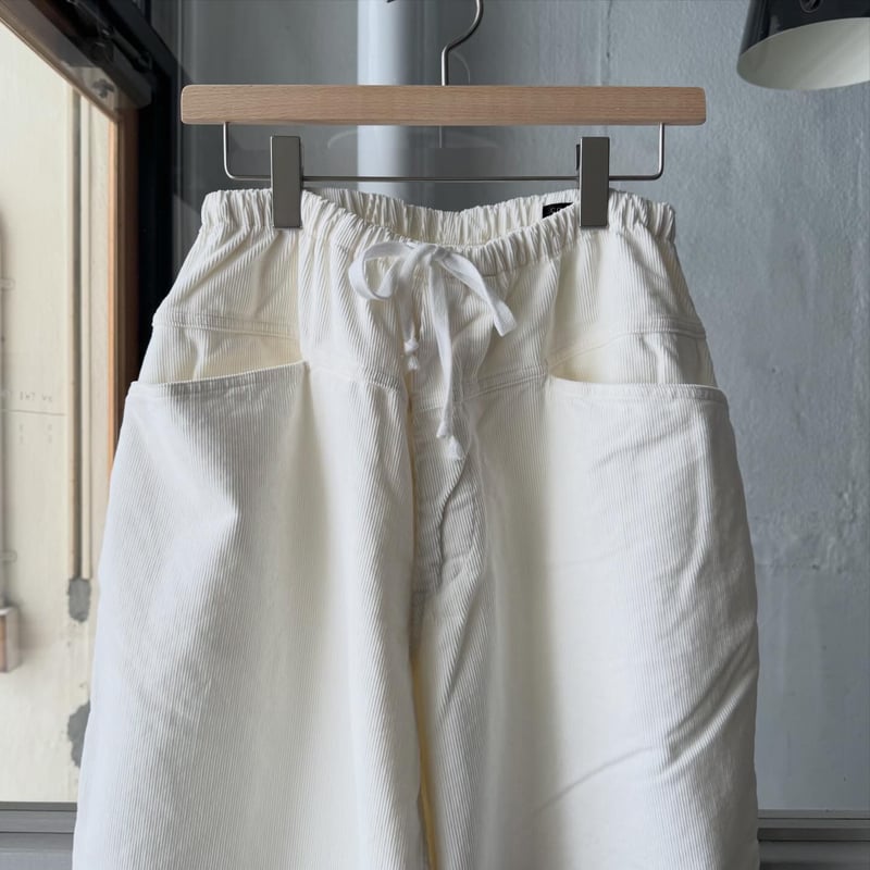 ドゥロワー　コーデュロイドロストパンツ　オフホワイト　24AW　定価8.8万 COMOLI コーデュロイ ドローストリングパンツ | Less Higashikawa