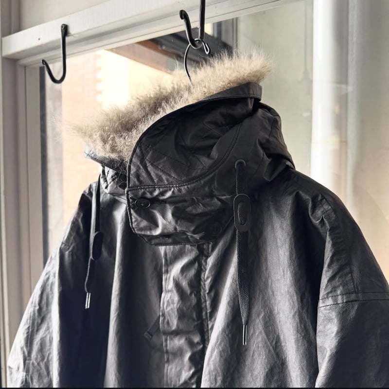 COMOLI ペーパーレザー ミリタリーフーデッドコート | Less Higashikawa