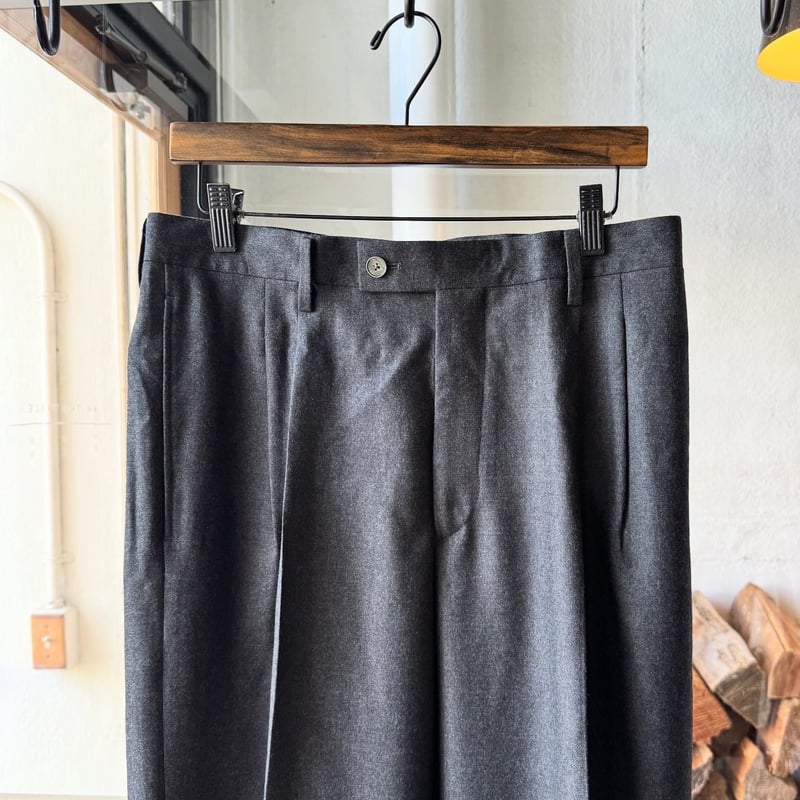 AURALEE SUPER LIGHT WOOL TWO-TUCK SLACKS | Less