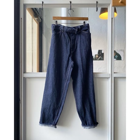 COMOLI 　デニム ベルテッドパンツ