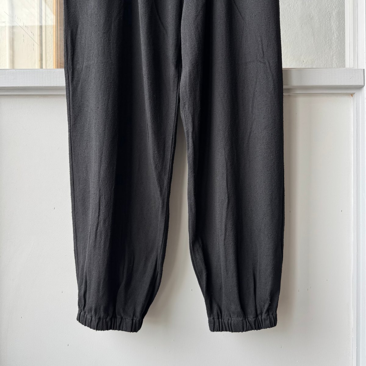 COMOLI シルクネップ ドローストリングパンツ | Less Higashikawa COMOLI シルクネップ ドローストリングパンツ | Less Higashikawa