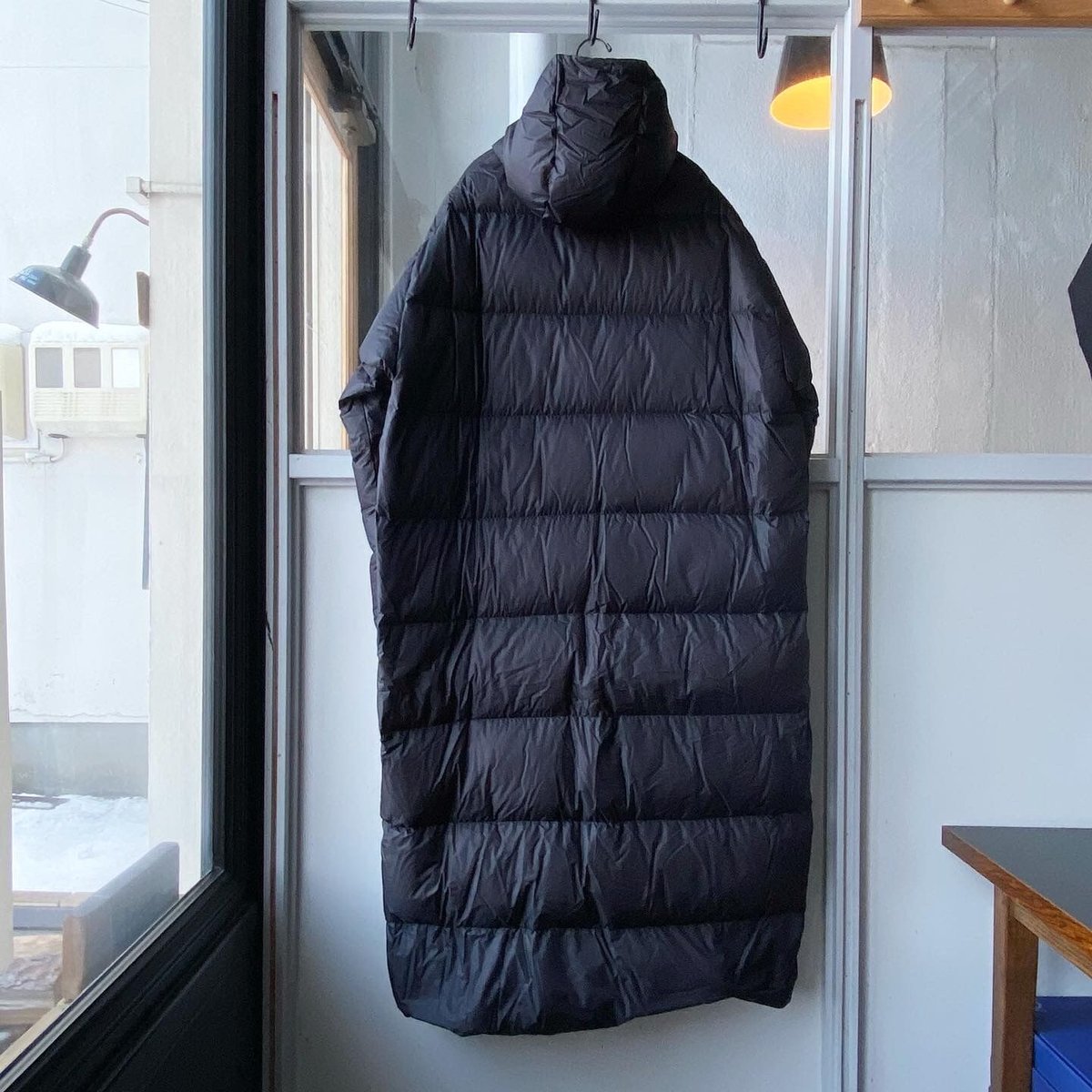 COMOLI ダウン フーデッドロングコート | Less Higashikawa