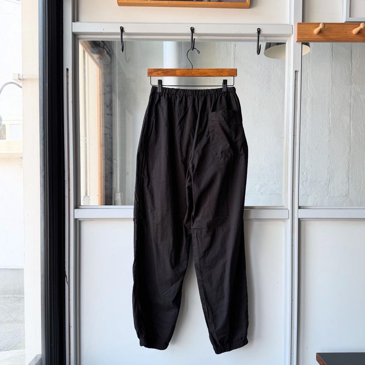 COMOLI KHADIコットン ドローストリングパンツ | Less Higashikawa