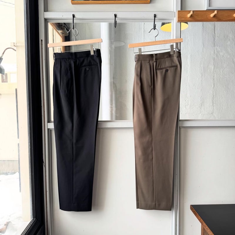 AURALEE LIGHT WOOL MAX GABARDINE TWO-TUCK SLACK