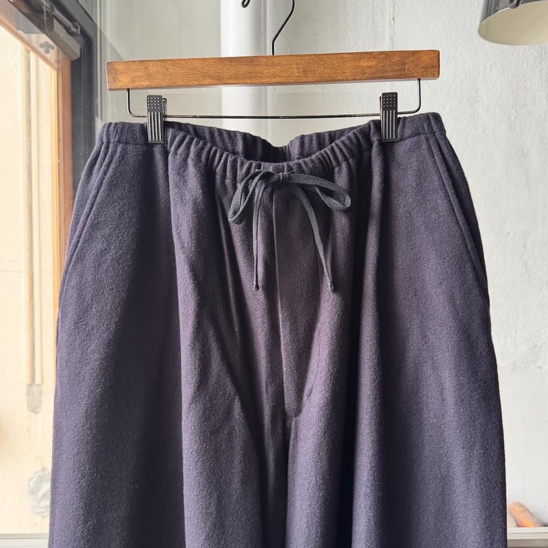 COMOLI カシミヤ ドローストリングパンツ | Less Higashikawa