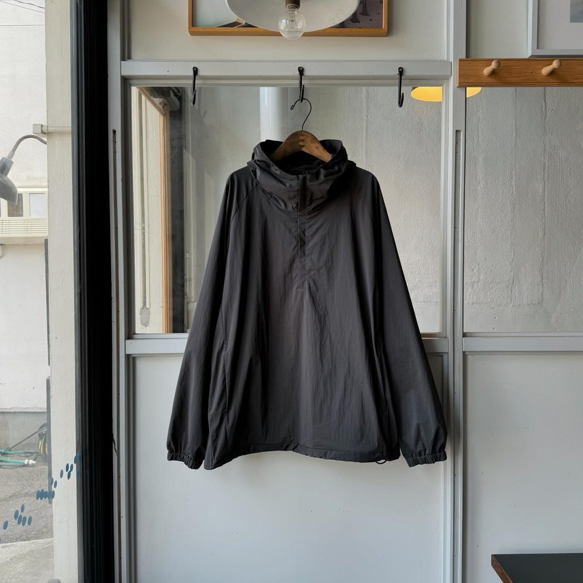 na.e スタンダードシャツ チャコール fit=scale-down,w=1200
