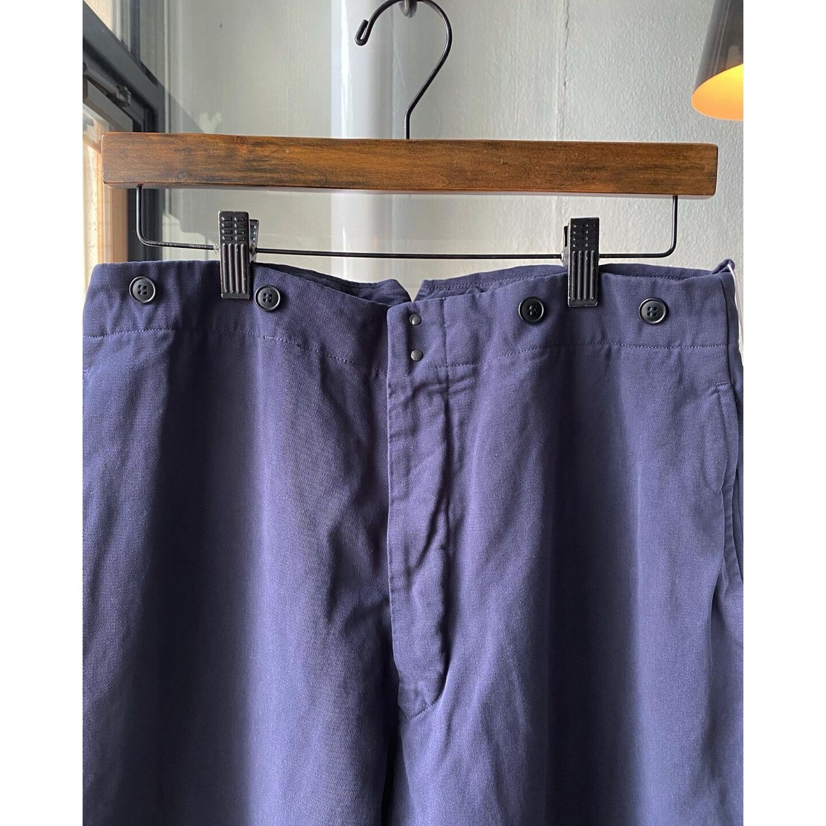 COMOLI 製品染 バックストラップパンツ | Less Higashikawa COMOLI 製品染 バックストラップパンツ | Less Higashikawa