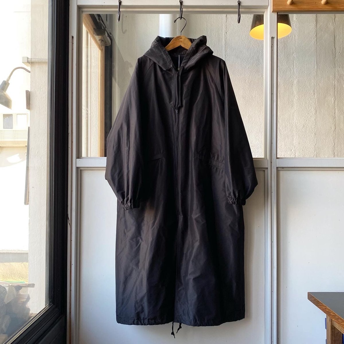 COMOLI コットンシルク フーデッドロングコート   Less Higashikawa