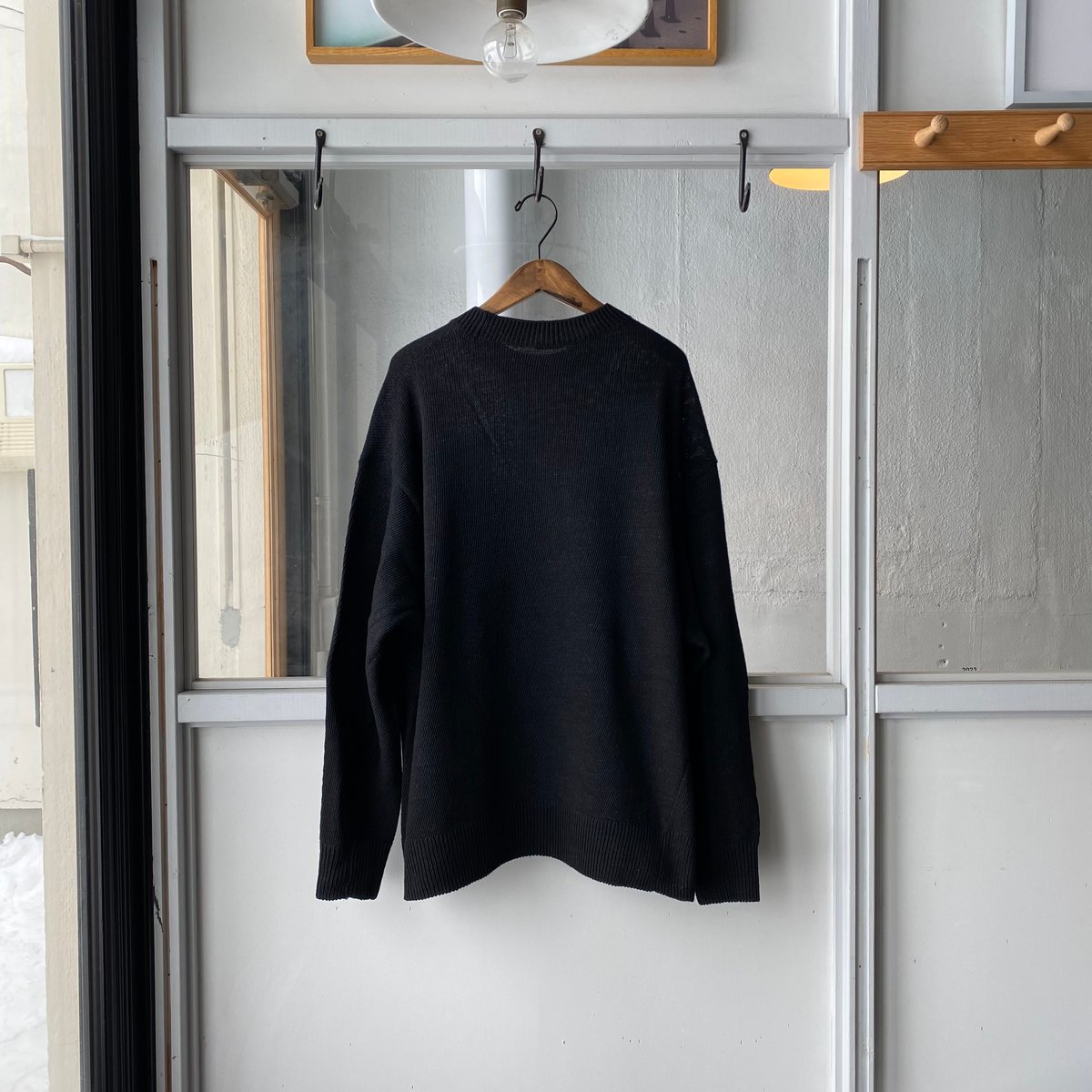 COMOLI ブラック クルーネックニット | Less Higashikawa COMOLI ブラック クルーネックニット | Less Higashikawa