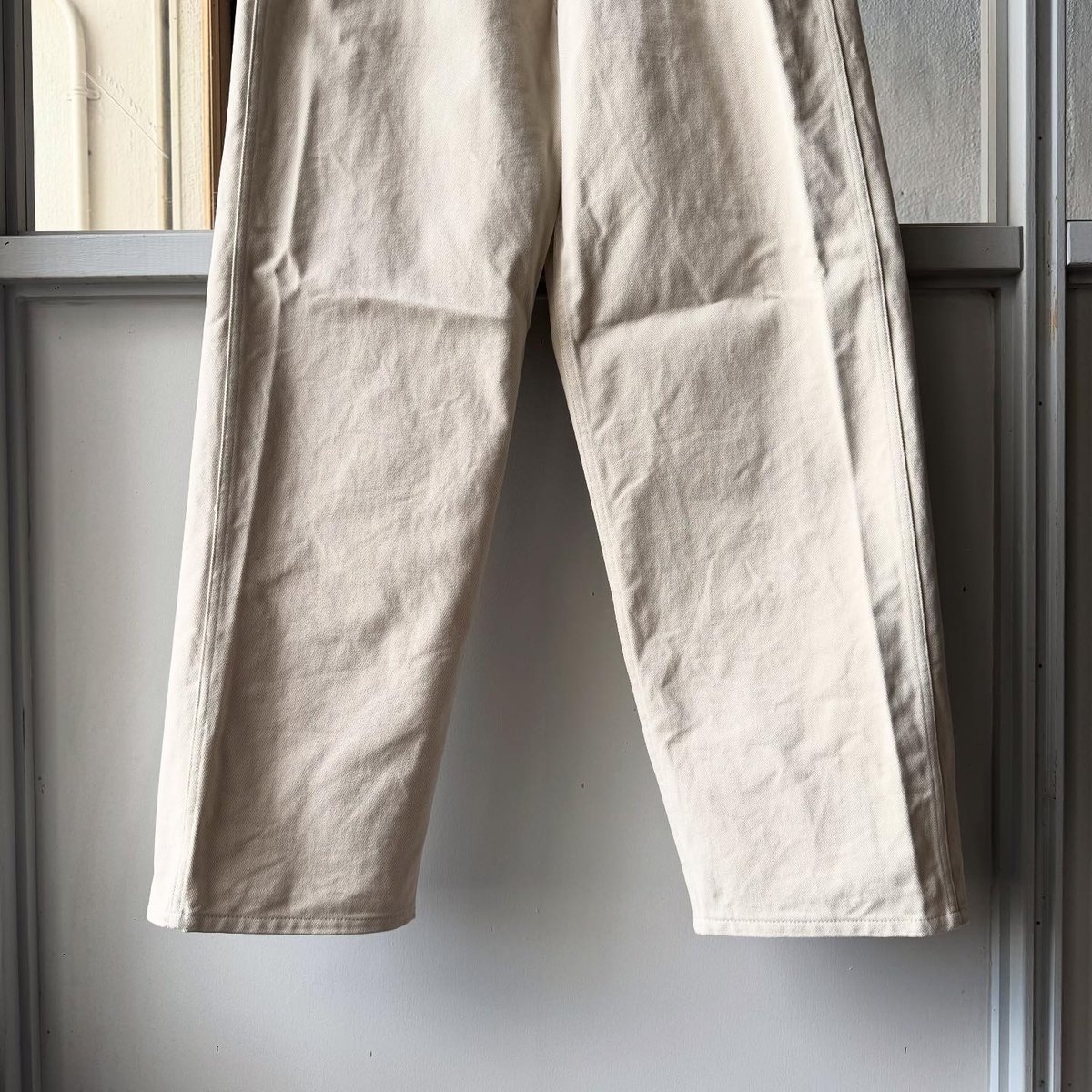 COMOLI コットンツイル ワークパンツ | Less Higashikawa