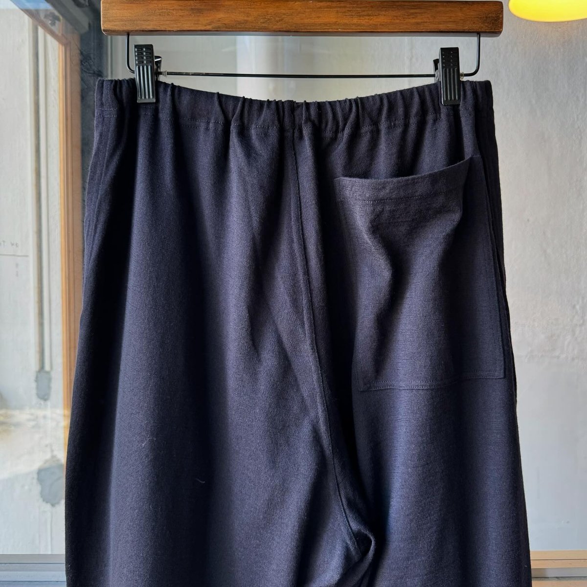 COMOLI ウールニット ニータックパンツ | Less Higashikawa