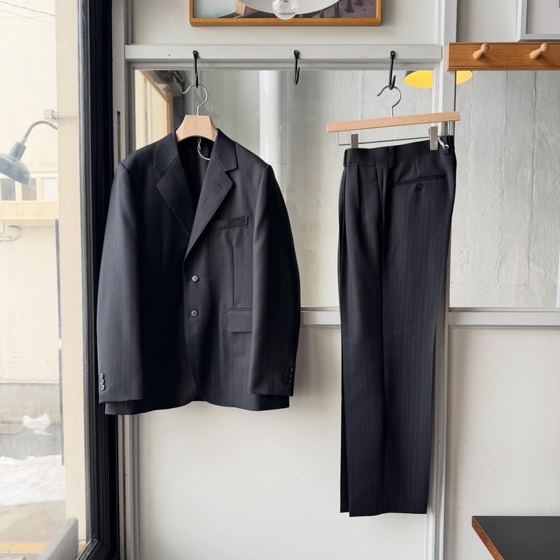 AURALEE BLUEFACED WOOL TWO-TUCK SLACKS | Less