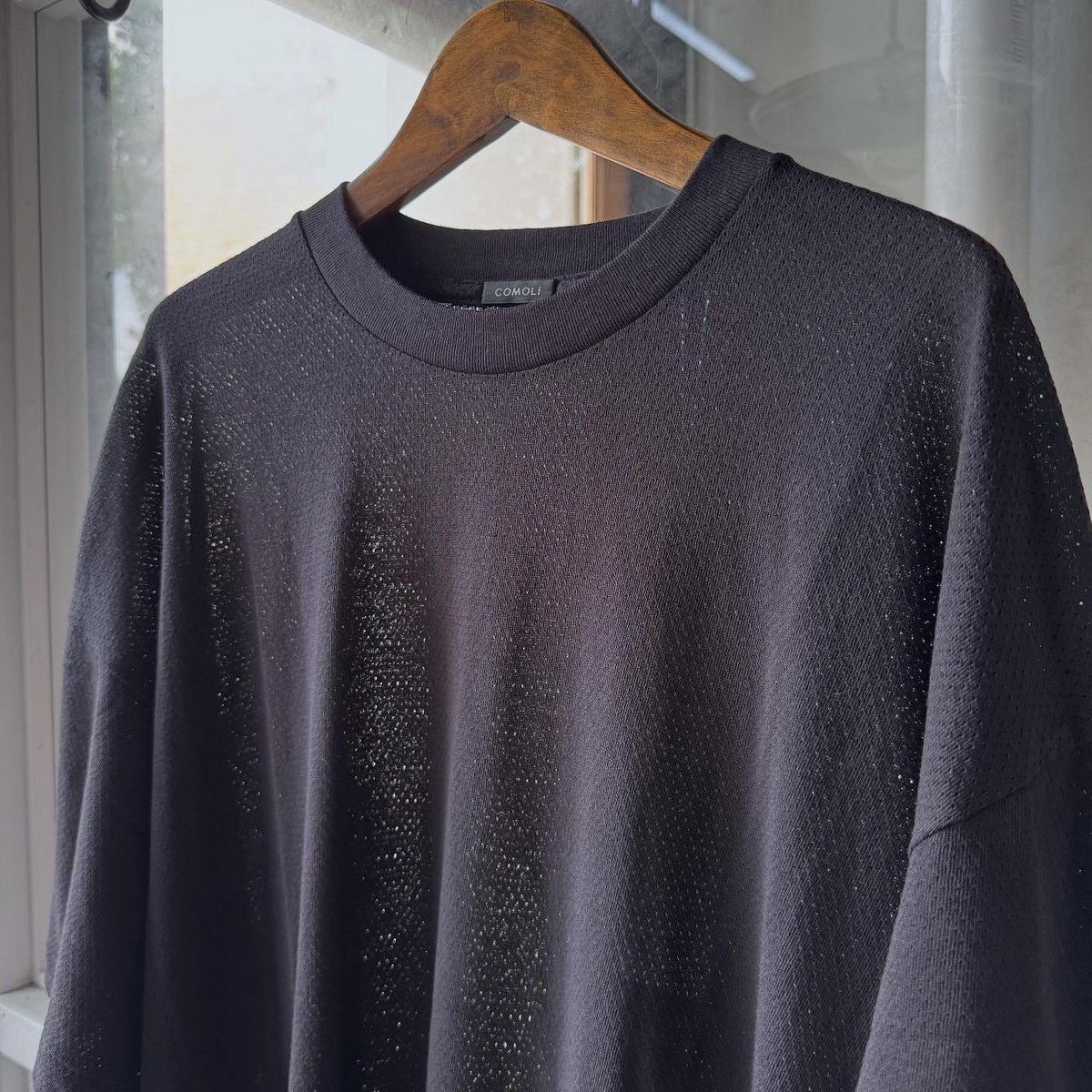 COMOLI コットンメッシュ 半袖Tシャツ | Less Higashikawa