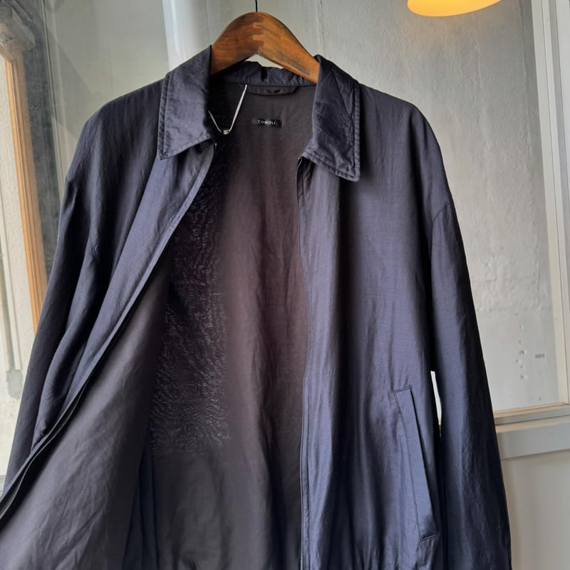 【COMOLI】ウールシルク スイングトップ CHARCOAL size:1 COMOLI ウールシルク スイングトップ | Less Higashikawa