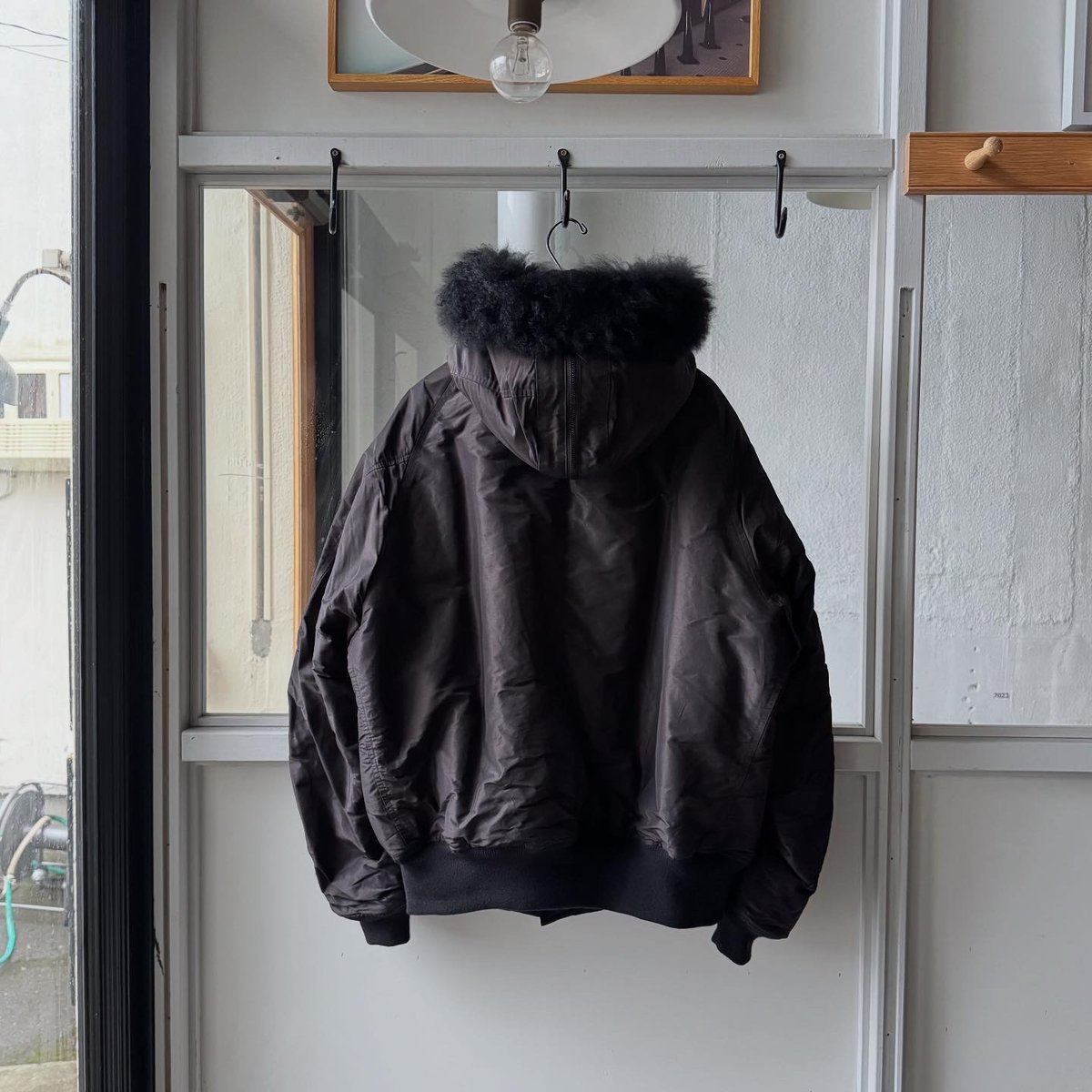 COMOLI コットンシルク ミリタリーフーデッドジャケット | Less