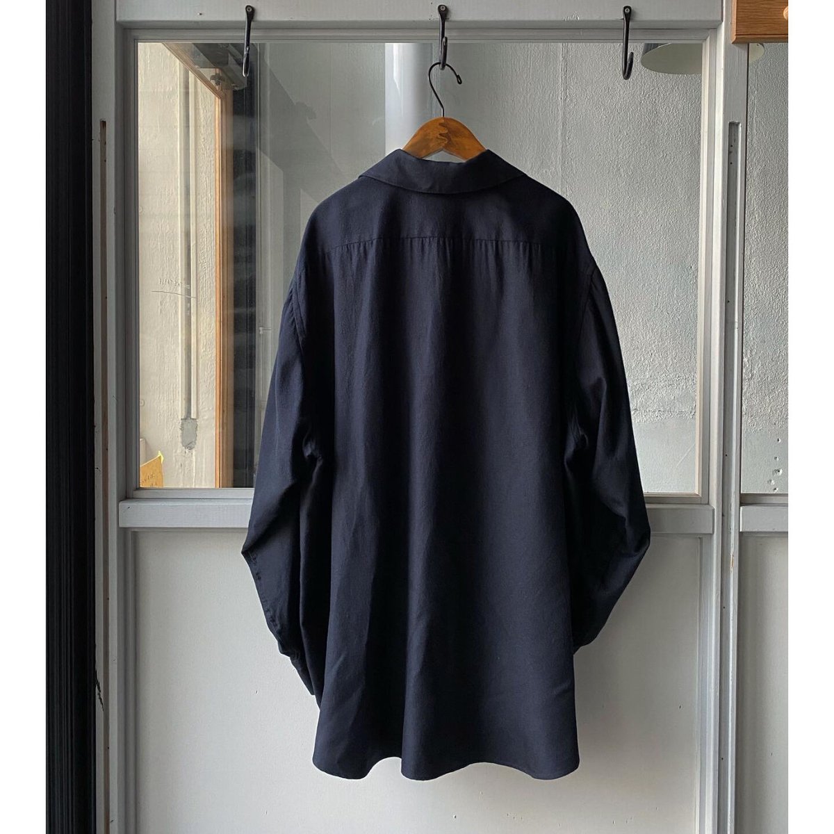 COMOLI シルクネル スキッパーシャツ | Less Higashikawa COMOLI シルクネル スキッパーシャツ | Less Higashikawa