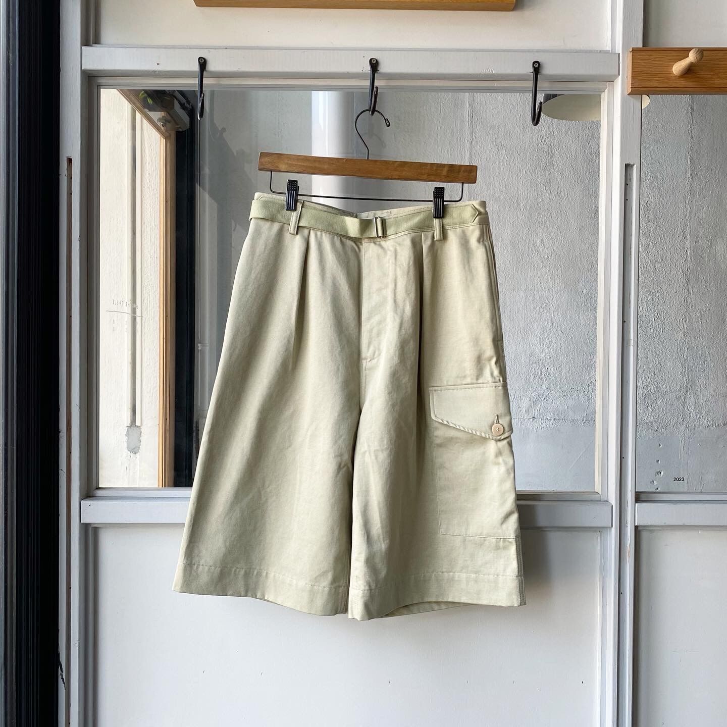 AURALEE WASHED FINX LIGHT BIG CHINO SHORTS | L