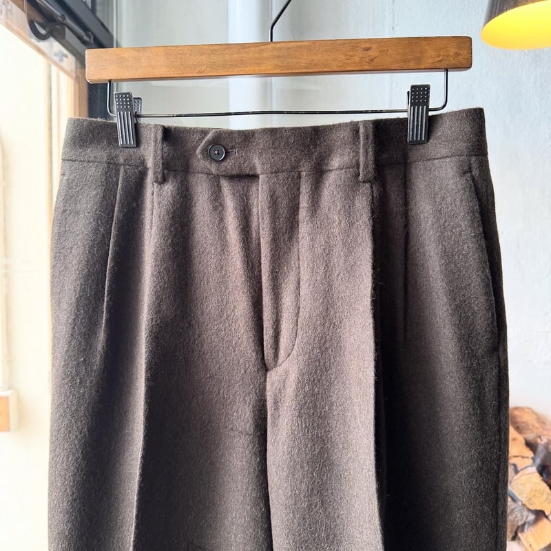 AURALEE BABY CAMEL FLANNEL TWO-TUCK SLACKS | Le