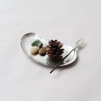 鎚目模様の勾玉平皿：海月