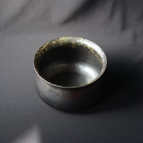 銅黒染金散らし建水