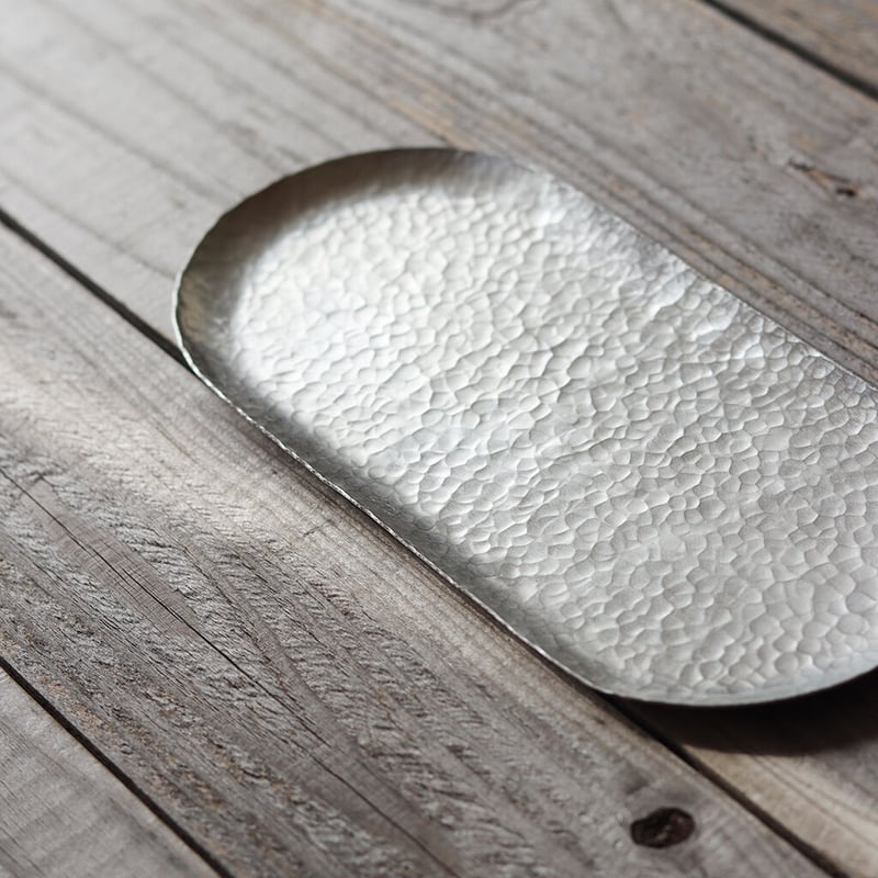 錫銀色の鎚目模様キャッシュトレー（楕円形） | WATO