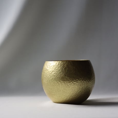 まあるい花器　真鍮鎚目