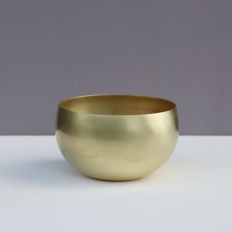 まあるいお椀型の真鍮花器
