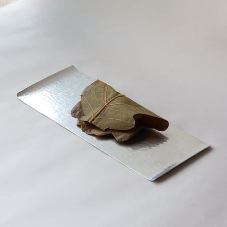 鎚目模様の角小盆　[　錫銀　]