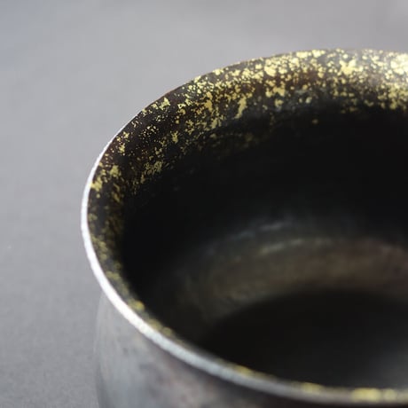銅黒染金散らし建水