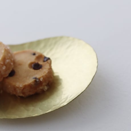 鎚目模様の勾玉皿（真鍮）