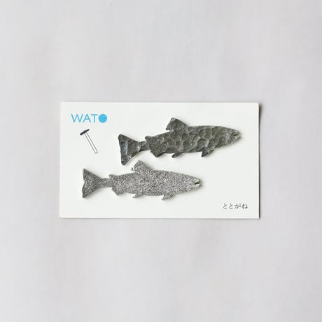 錫でできた魚のカタチの箸置き