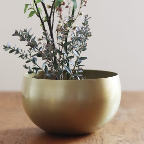 まあるいお椀型の真鍮花器
