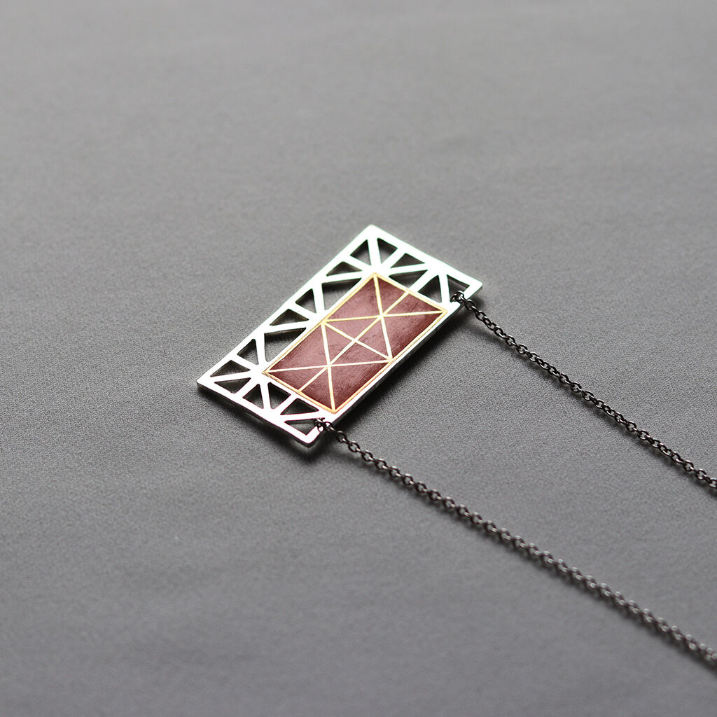 朱色をかけ金彩で蒔絵柄、骨董櫛をおしゃれなネックレスに 朱色をかけ金彩で蒔絵柄、骨董櫛をおしゃれなネックレスに