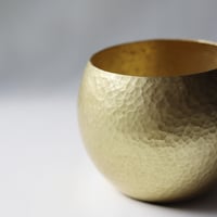 まあるい花器　真鍮鎚目