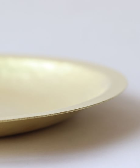 鎚目模様の真鍮リム皿　八寸