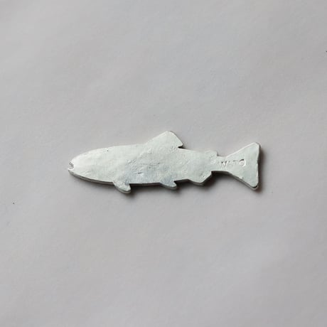 錫でできた魚のカタチの箸置き
