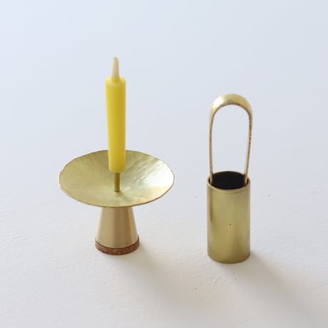 真鍮でできたシンプルなテーブル花器